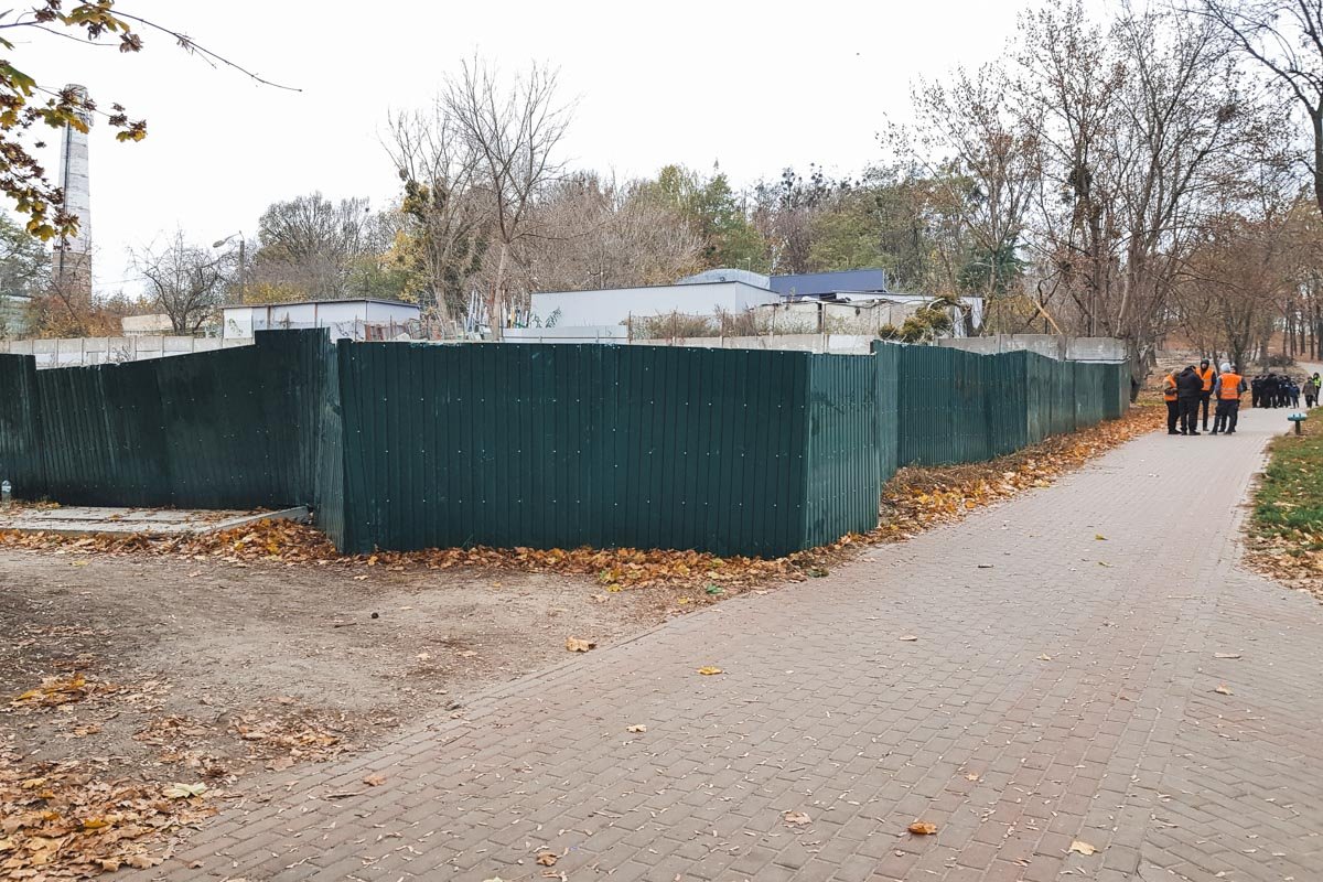 Сейчас участок парка с вырубленными деревьями обнесен забором Сейчас участок парка с вырубленными деревьями обнесен забором