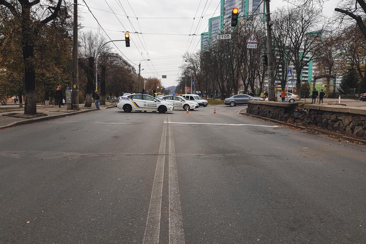 Порядок на месте охраняли полицейские Порядок на месте охраняли полицейские
