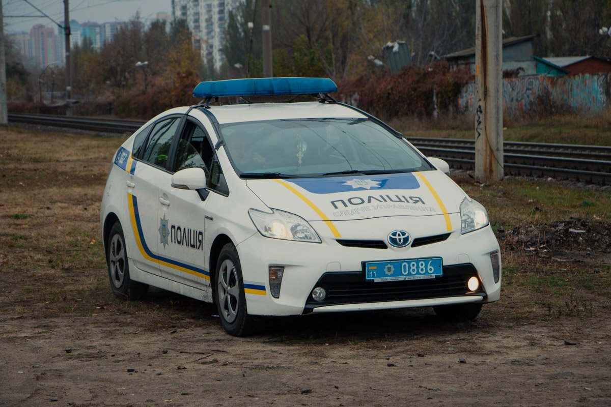 На место прибыли экипаж патрульной полиции и следственно-оперативная группа