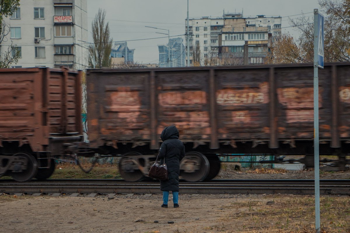 В этом месте люди часто перебегают дорогу