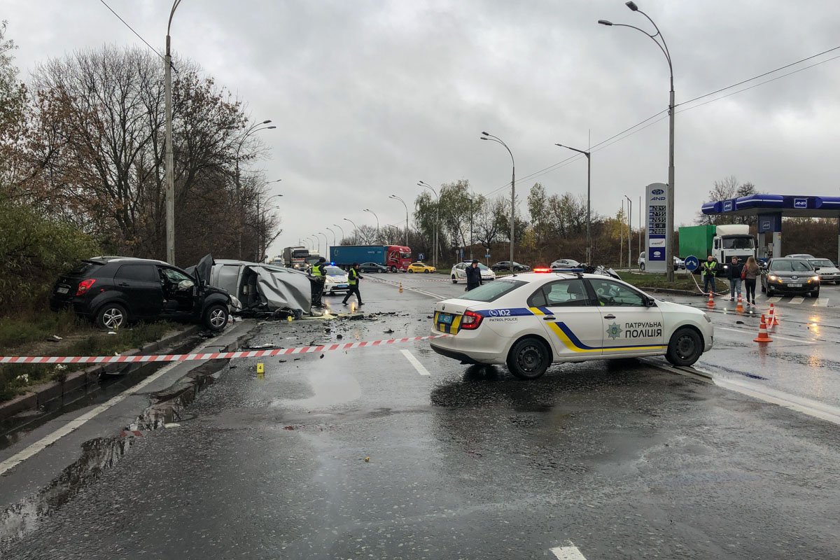 На улице Академика Заболотного между заправками ANP и WOG произошло ДТП с участием автомобилей Ssang Yong и Волга На улице Академика Заболотного между заправками ANP и WOG произошло ДТП с участием автомобилей Ssang Yong и Волга