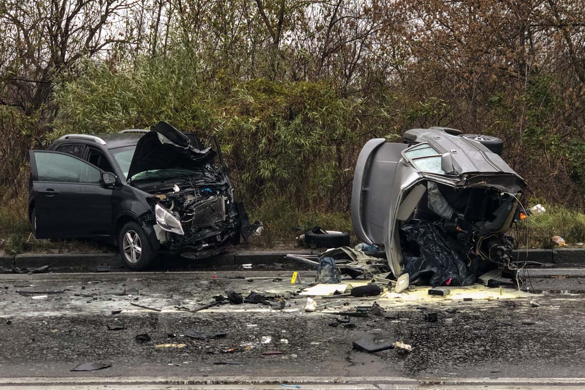 Предварительно, Волга пыталась развернуться через двойную сплошную от АЗС, однако в этот момент в нее влетел Ssang Yong Предварительно, Волга пыталась развернуться через двойную сплошную от АЗС, однако в этот момент в нее влетел Ssang Yong