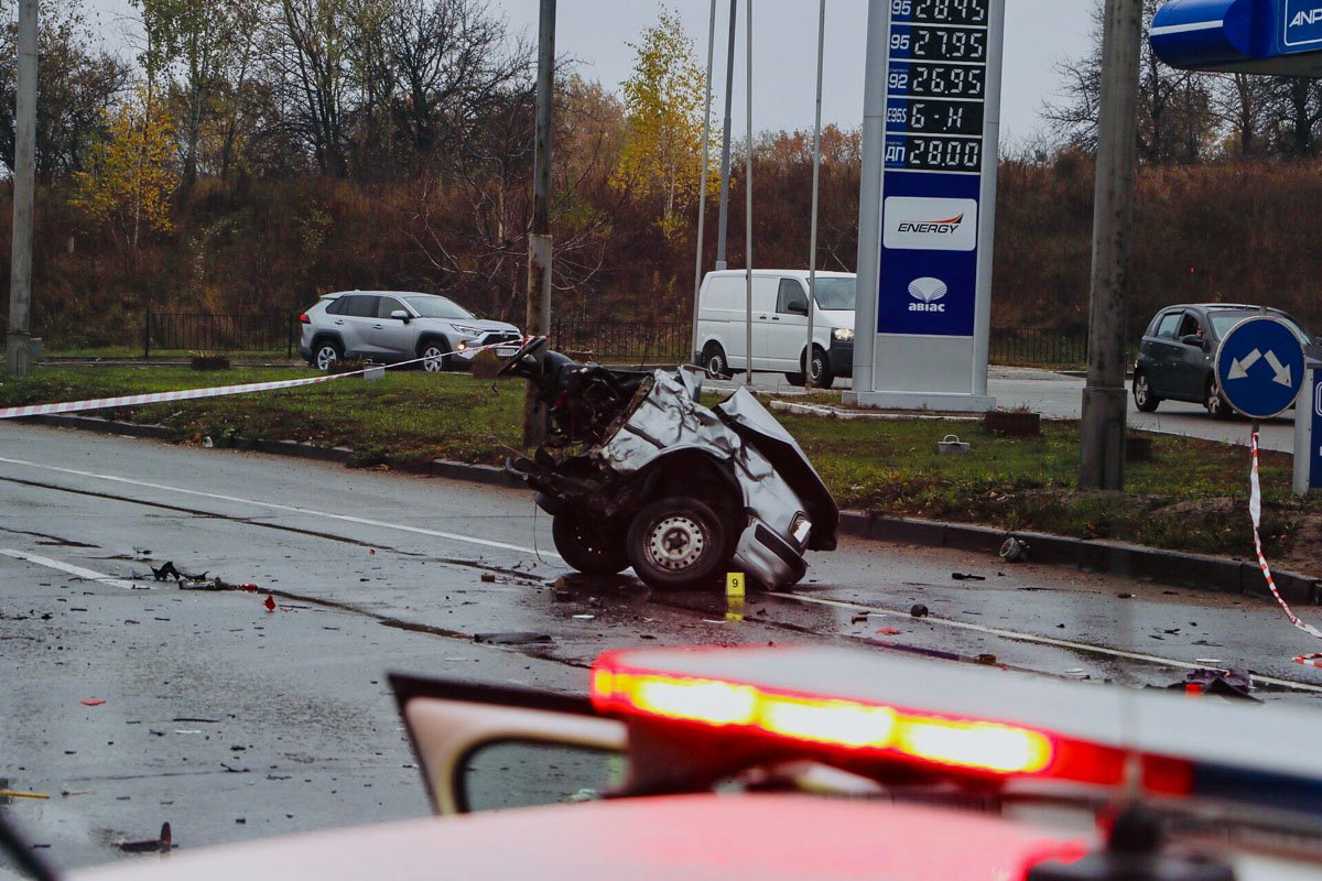В результате столкновения корпус ГАЗ-3110 разлетелся на две половины В результате столкновения корпус ГАЗ-3110 разлетелся на две половины