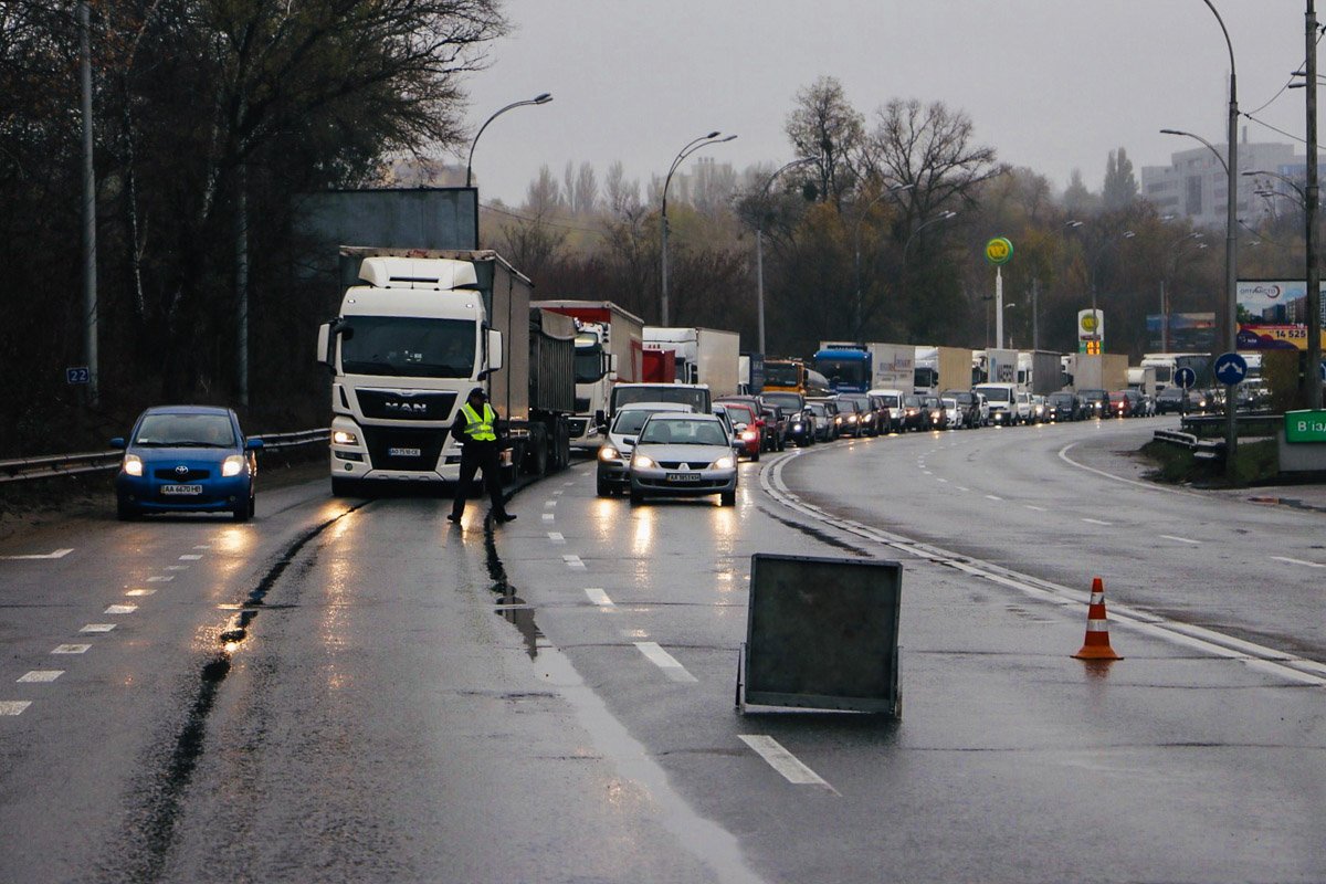 . В связи с этим образовались значительные пробки в обе стороны . В связи с этим образовались значительные пробки в обе стороны