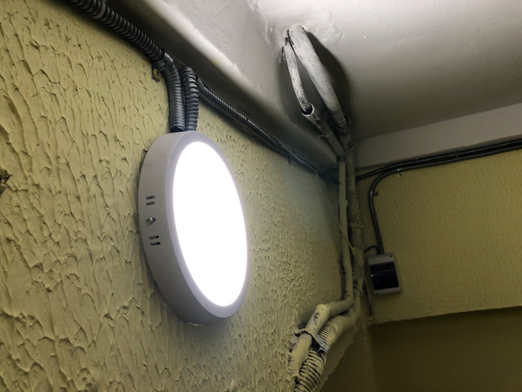 Также проведен ремонт штукатурки и стен