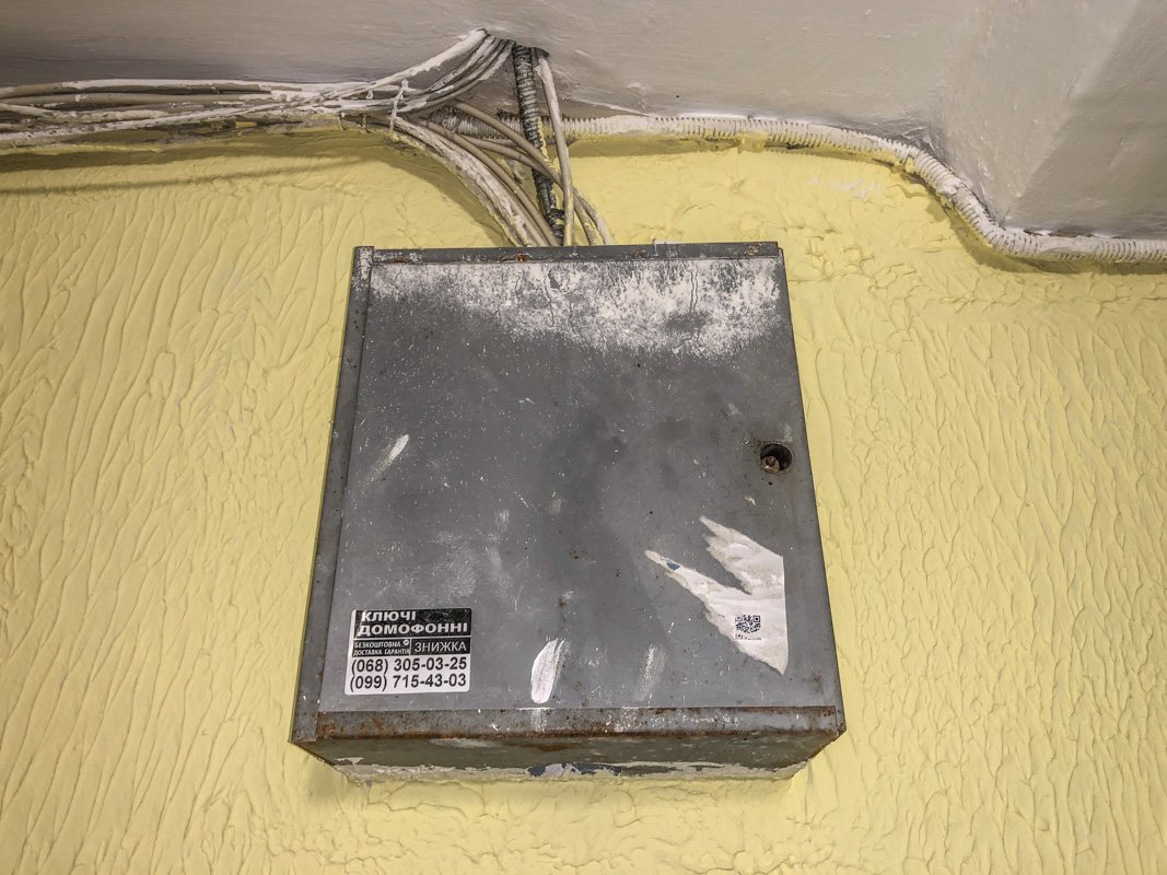 Электропроводка в первом подъезде также выглядит прилично