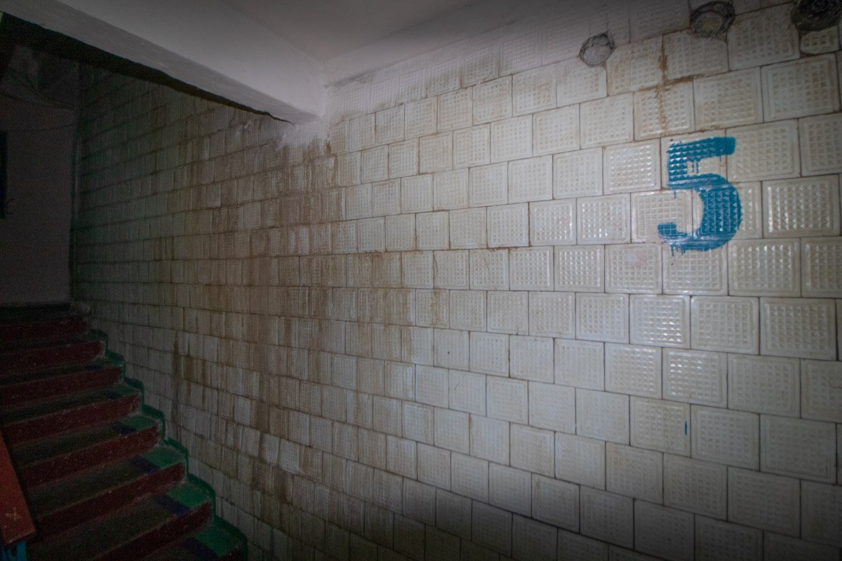 И гораздо хуже ситуация выглядит со стенами второго подъезда