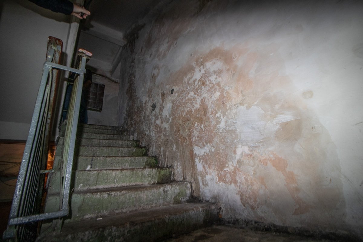 В результате ближе к первым этажам стены выглядят вот так