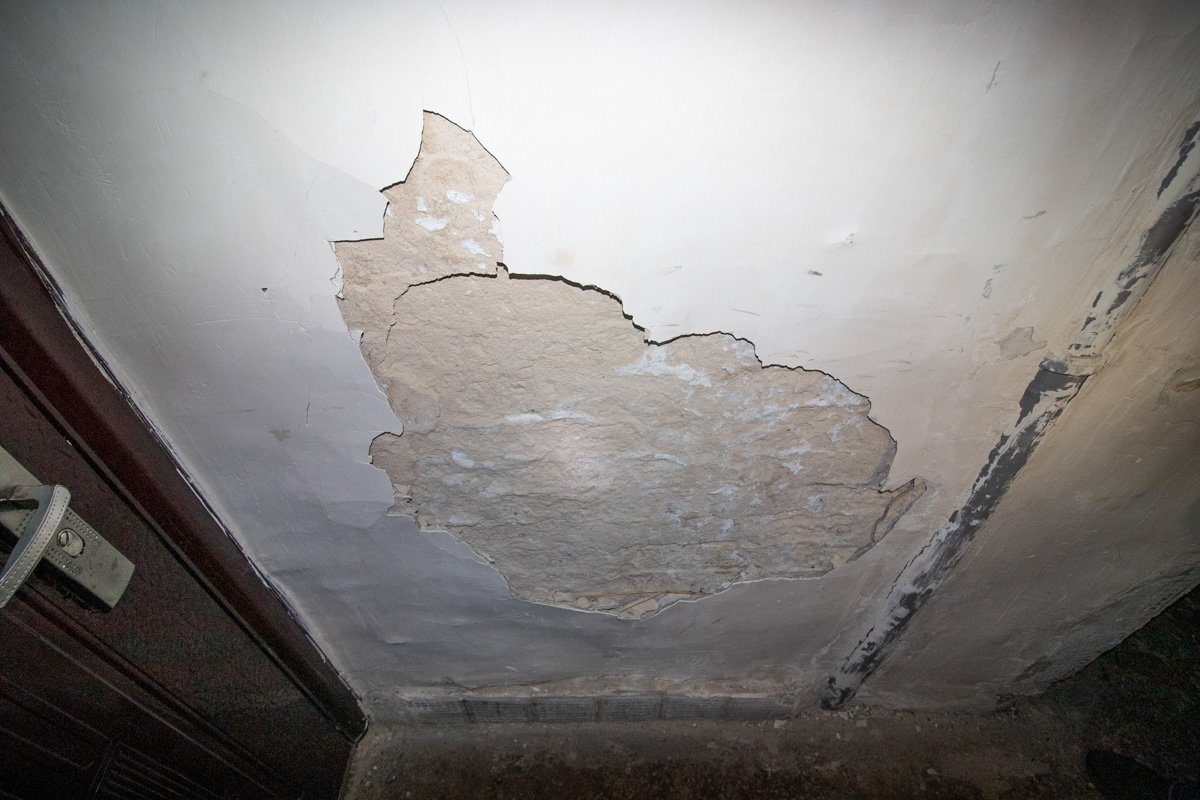 А на стенах начинает осыпаться штукатурка