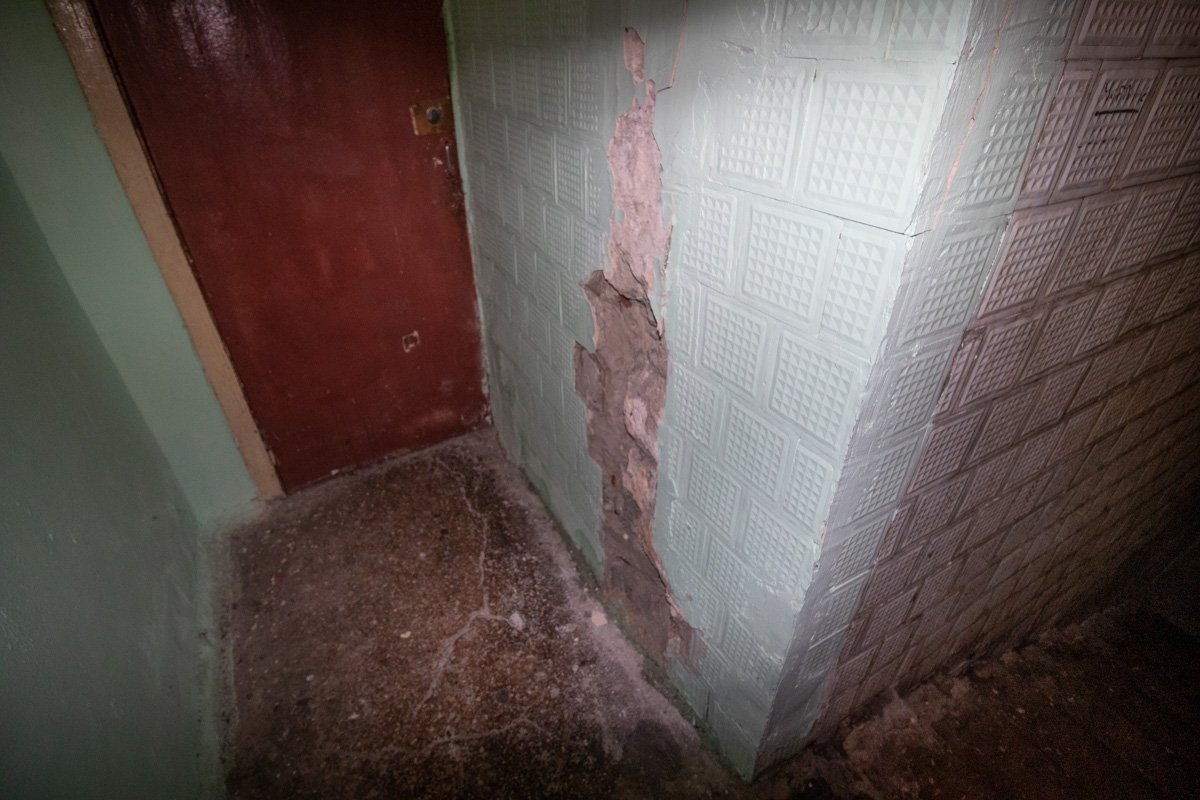 Да и сами стены осыпаются и идут трещинами