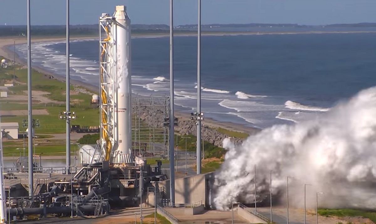 На борту провизия для экипажа, материалы для научных исследований и оборудования для выхода в открытый космос На борту провизия для экипажа, материалы для научных исследований и оборудования для выхода в открытый космос