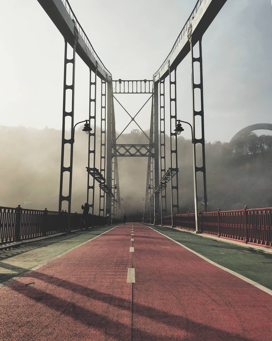 Собственно, начнем нашу подборку мы как раз с тумана. Который, как на снимке @stjuart способен придать загадочности любому месту