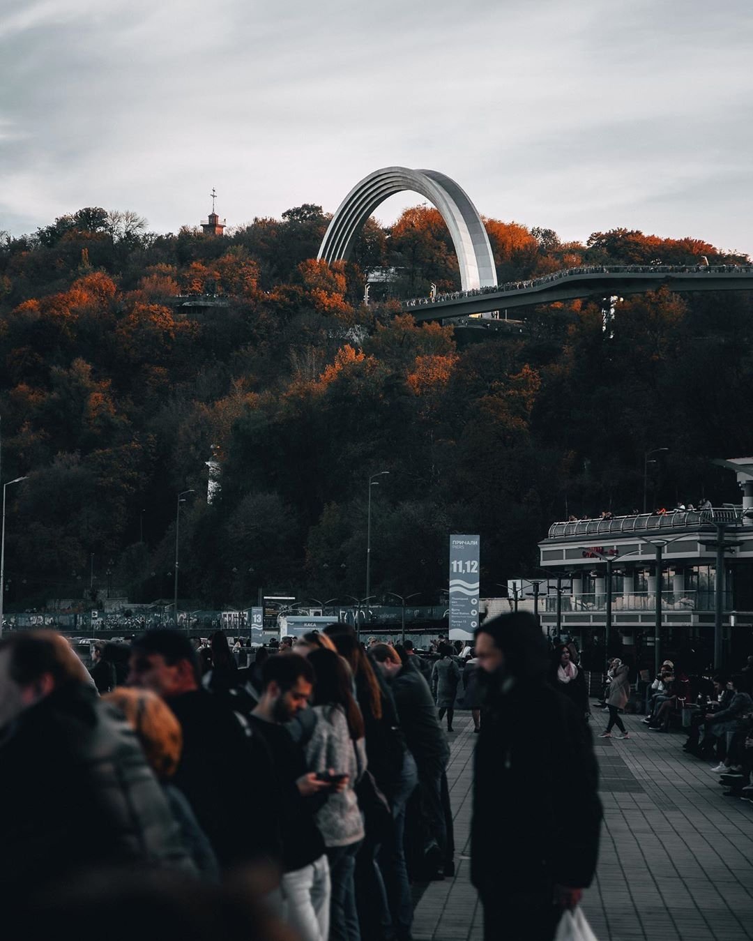 Продолжим же подборку традиционным для последних месяцев снимком от @sergey.bogun - Крещатый парк, украшенный бордовой листвой