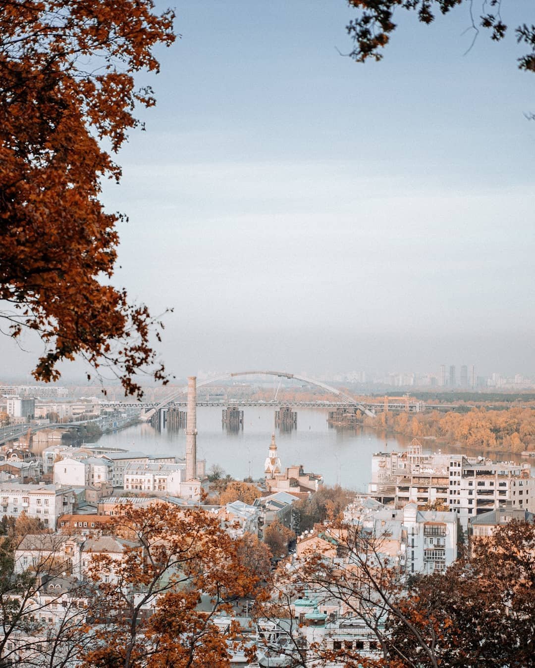 И, для разнообразия, от @sashavolyuvach немного безоблачного Киева