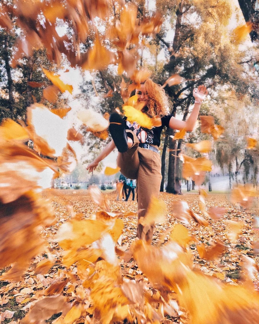 Хотя кто сказал, что фотография с такой листвой обязательно должна быть навевающей грусть? @nastya.pavlenko с этим категорически не согласна
