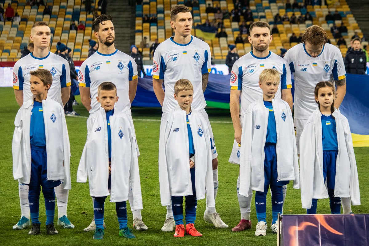 Во время национального гимна "динамовцы" поделились своими кофтами с детишками Во время национального гимна "динамовцы" поделились своими кофтами с детишками