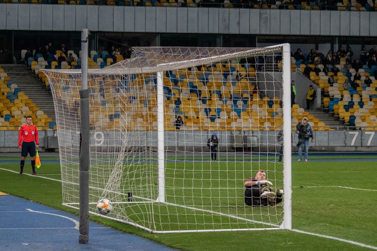 Мяч затрепетал в сетке ворот после реализованного пенальти Виктора Цыганкова Мяч затрепетал в сетке ворот после реализованного пенальти Виктора Цыганкова