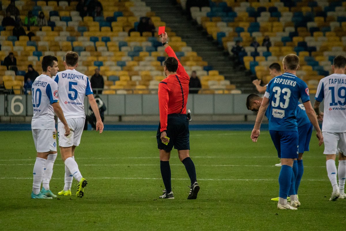 Под конец первого тайма был удален с поля капитан "Динамо" Сергей Сидорчук Под конец первого тайма был удален с поля капитан "Динамо" Сергей Сидорчук