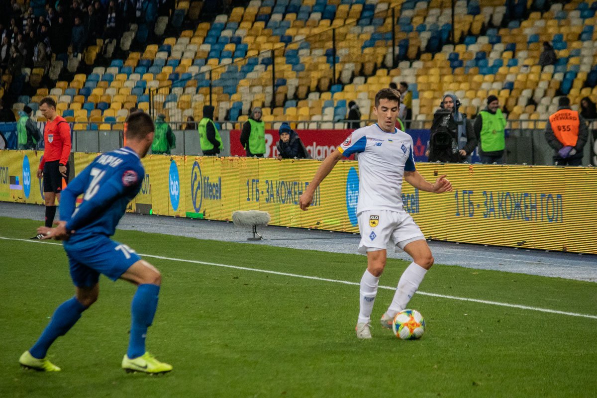 Карлос де Пена традиционно начал матч на позиции левого вингера Карлос де Пена традиционно начал матч на позиции левого вингера