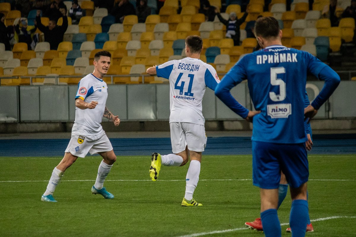 Артем Беседин празднует забитый мяч Артем Беседин празднует забитый мяч