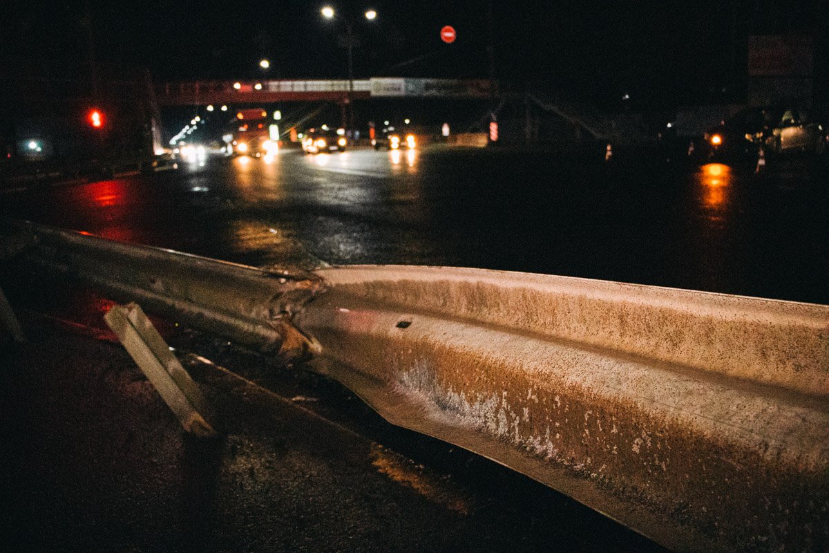 Audi снес отбойник и пролетел под ним