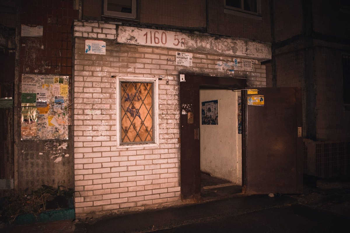 По адресу проспект Свободи, 1/60 мужчина порезал горло своего другу