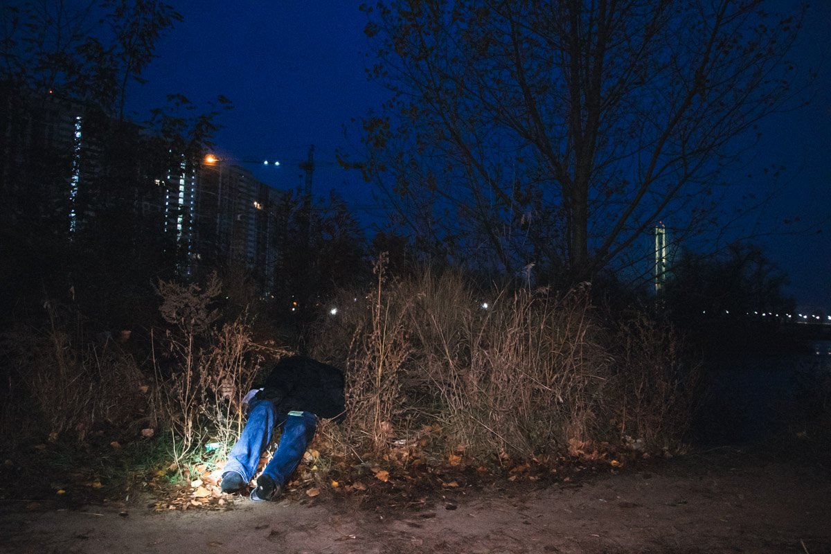 Ранним утром 4 ноября в Киеве по адресу улица Трускавецкая, 2/1 нашли труп мужчины Ранним утром 4 ноября в Киеве по адресу улица Трускавецкая, 2/1 нашли труп мужчины