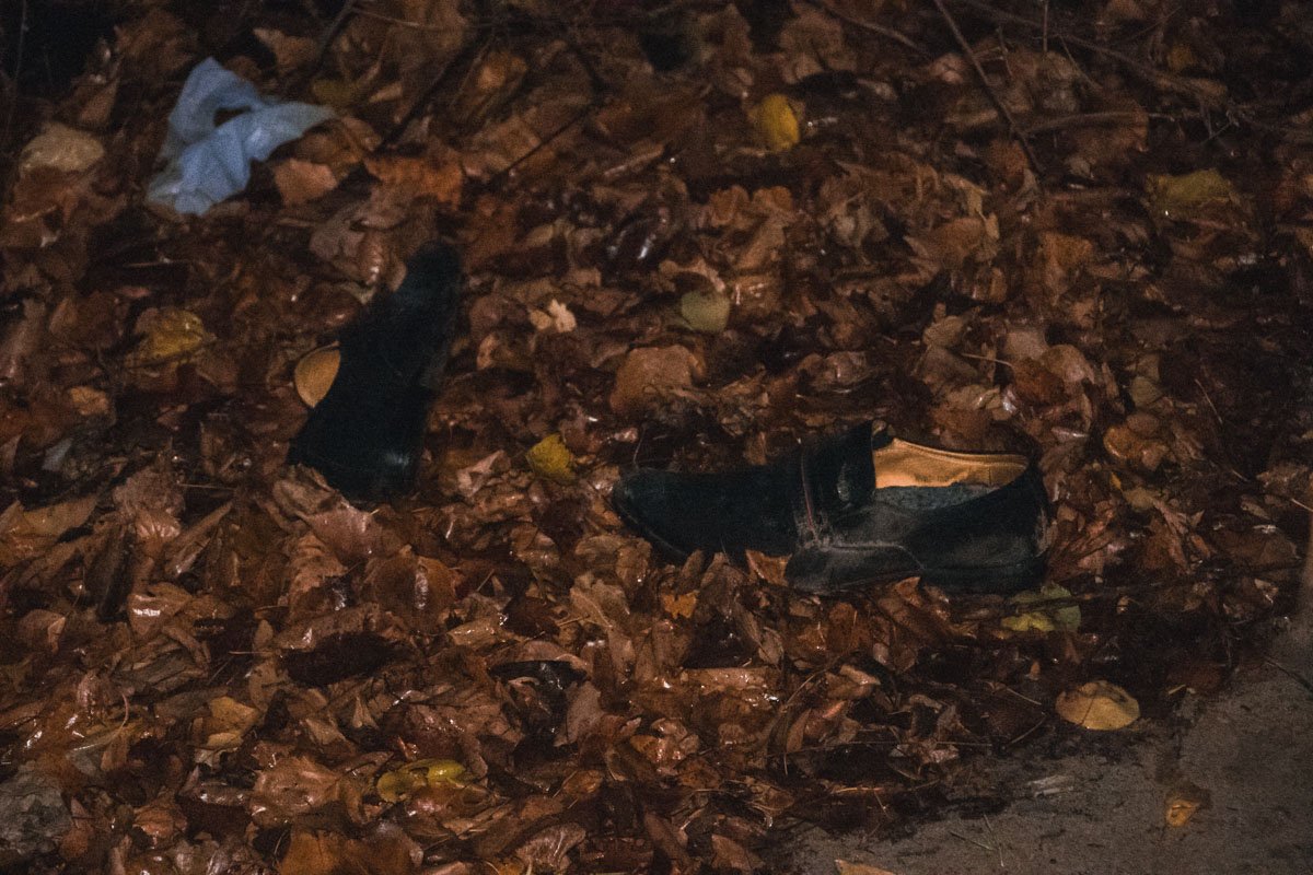 Предварительно, обувь умершего лежала за углом Предварительно, обувь умершего лежала за углом