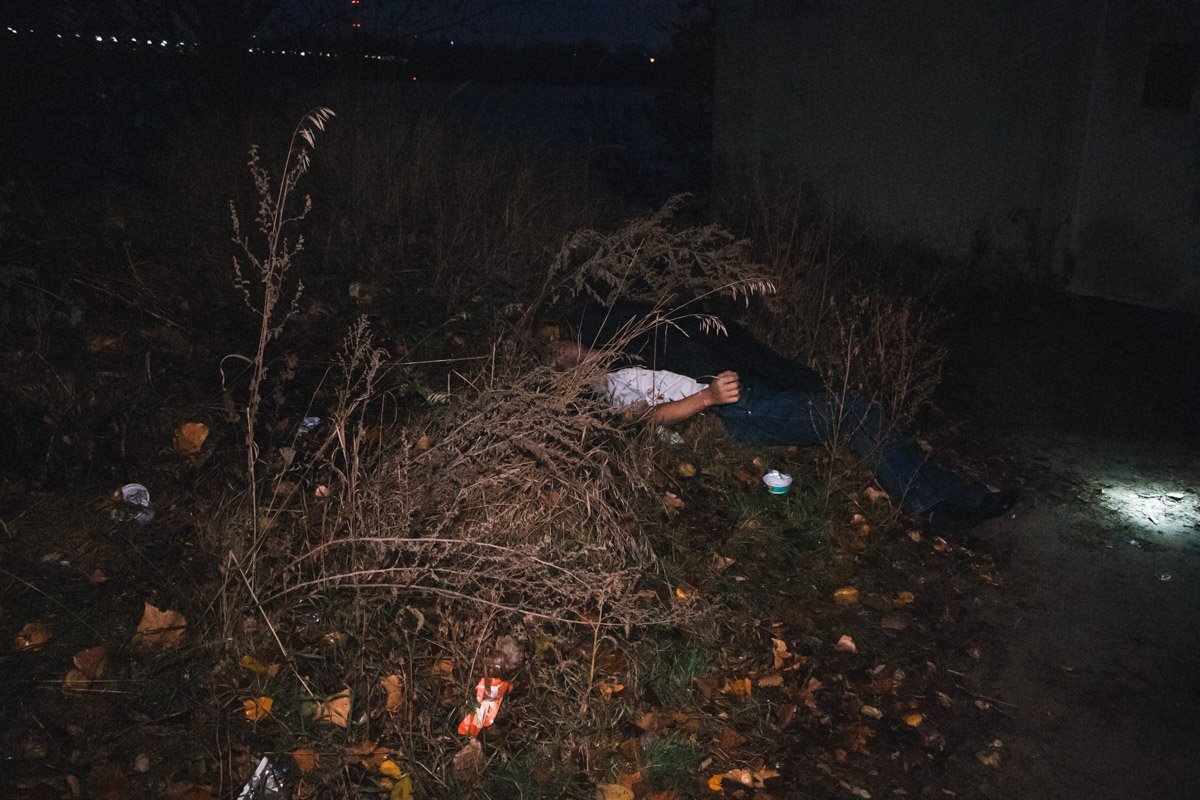 На лице мужчины лежала SIM-карта На лице мужчины лежала SIM-карта