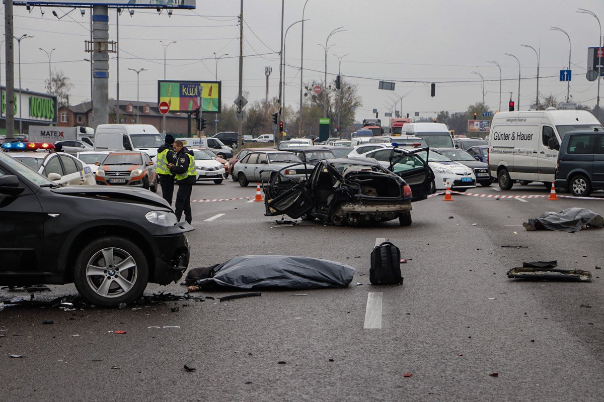В результате столкновения погибли двое мужчин из Audi, еще двоих человек госпитализировали в больницу