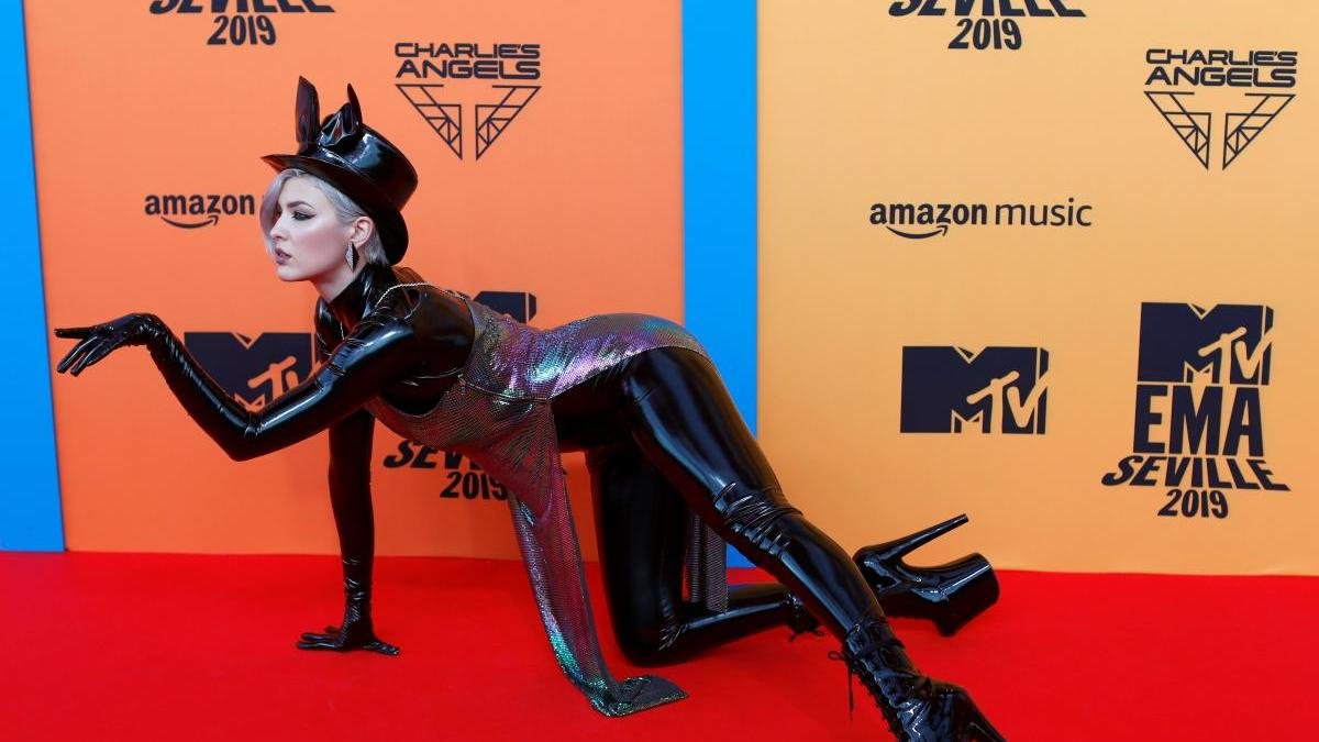 MARUV появилась на сцене в присущем ей стиле 