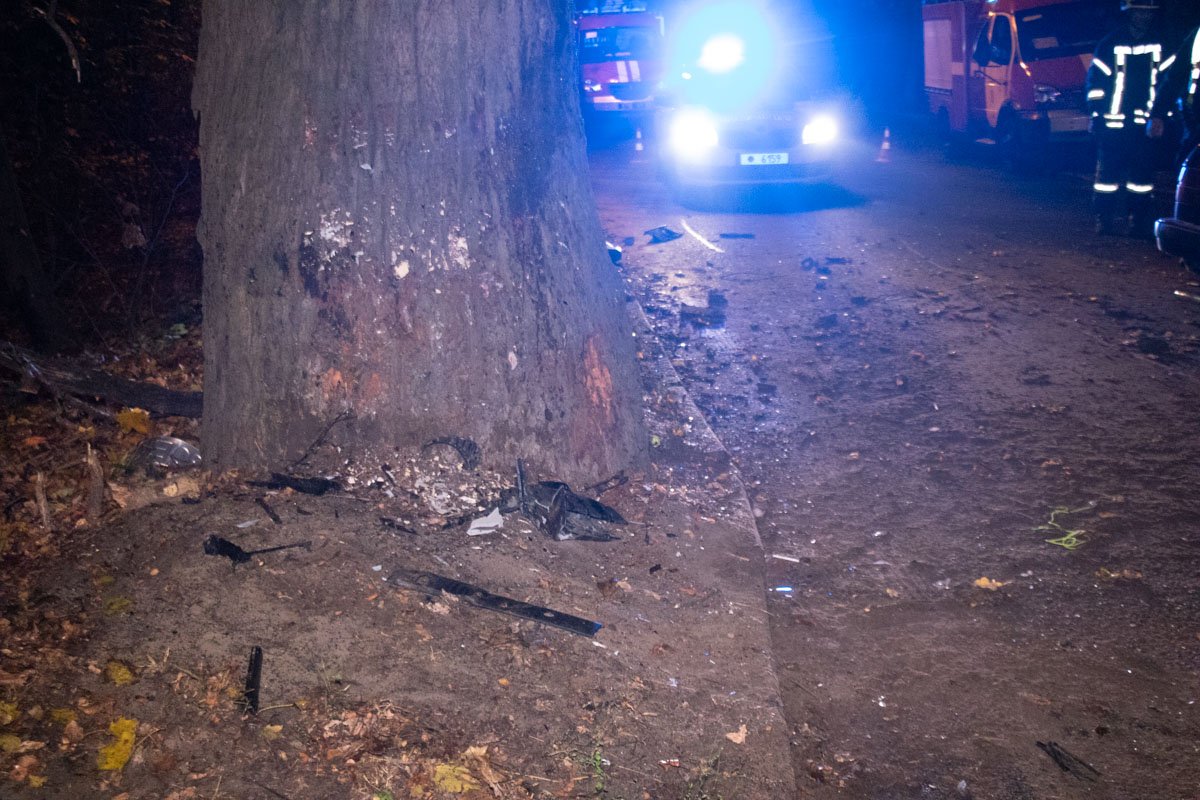 Автомобиль BMW врезался в дерево Автомобиль BMW врезался в дерево