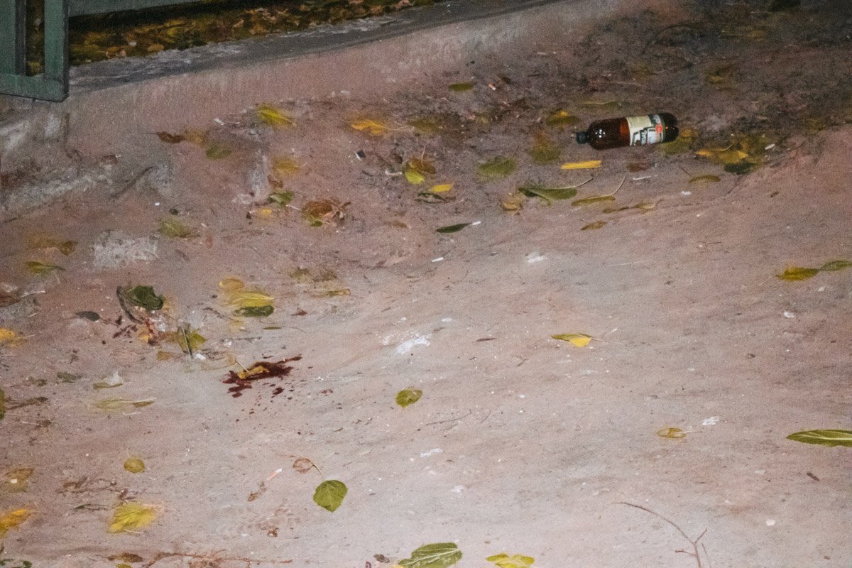 На месте происшествия остались множественные следы крови