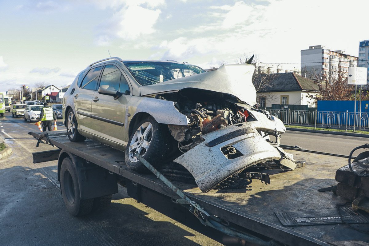 Peugeot вылетел на встречную полосу и столкнулся с Daewoo Peugeot вылетел на встречную полосу и столкнулся с Daewoo