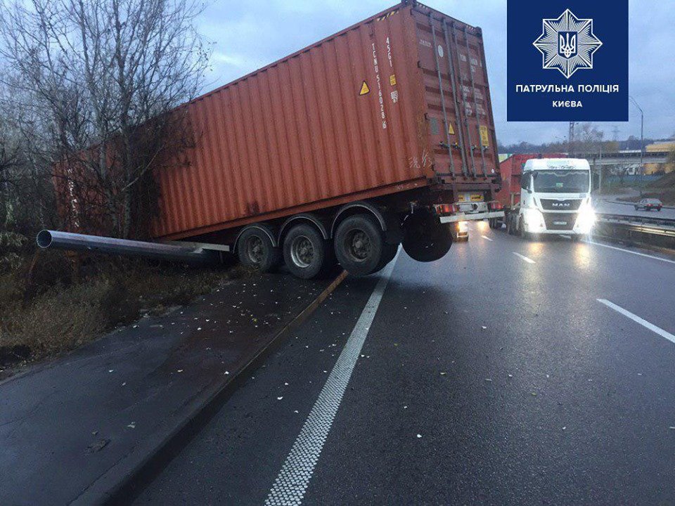 В Киеве на Заболотного фура вылетела в кювет