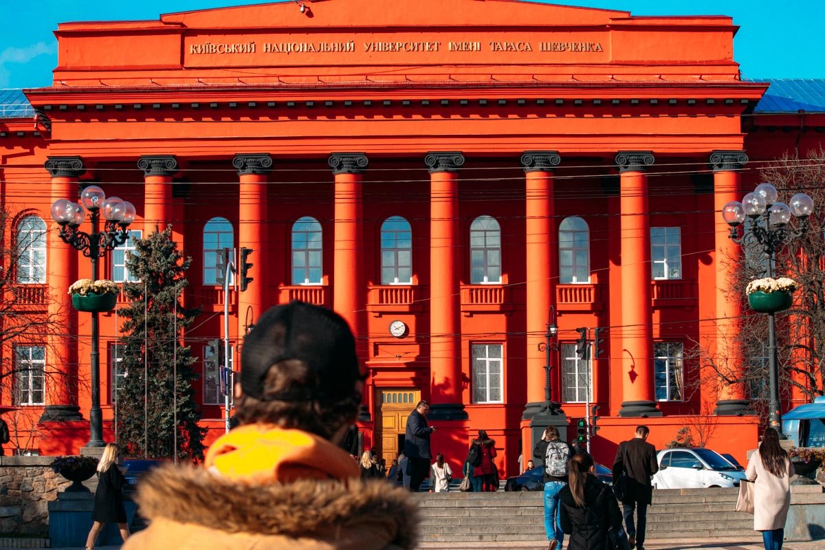 На красный корпус КНУ можно смотреть вечно