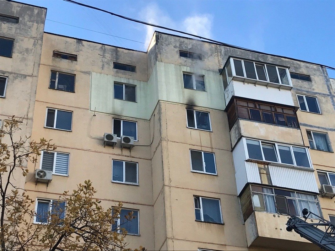 Горела квартира на восьмом этаже 9-этажного дома Горела квартира на восьмом этаже 9-этажного дома