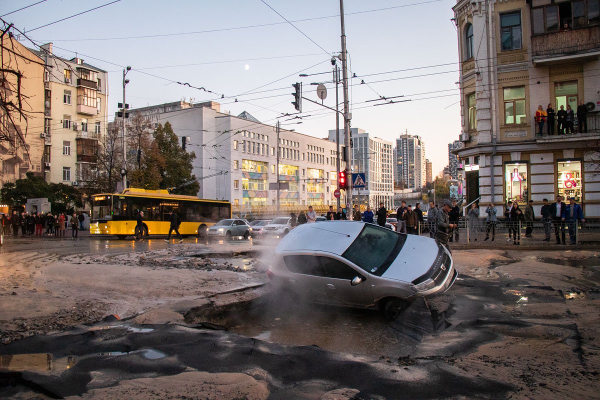 Впоследствии этого все вокруг залило кипятком и в двух местах провалился асфальт