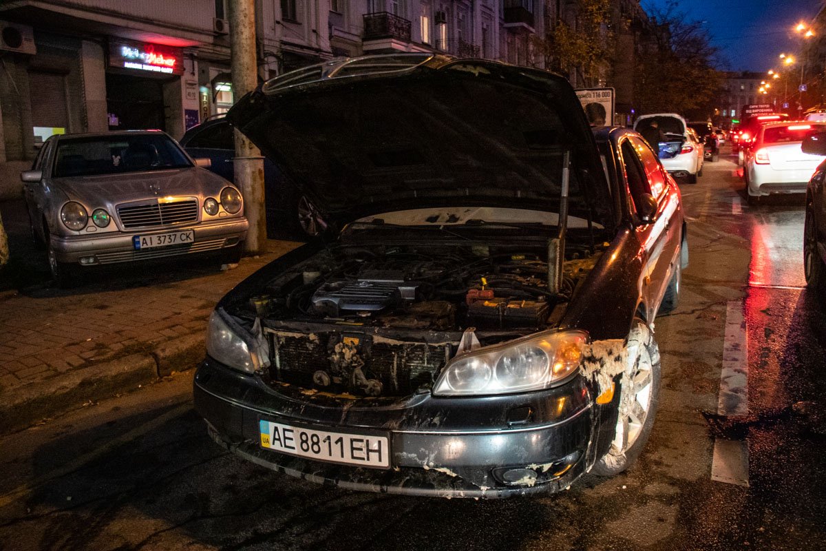 Когда произошел первый обвал, мимо проезжал экскаватор, который оперативно достал Nissan из ямы