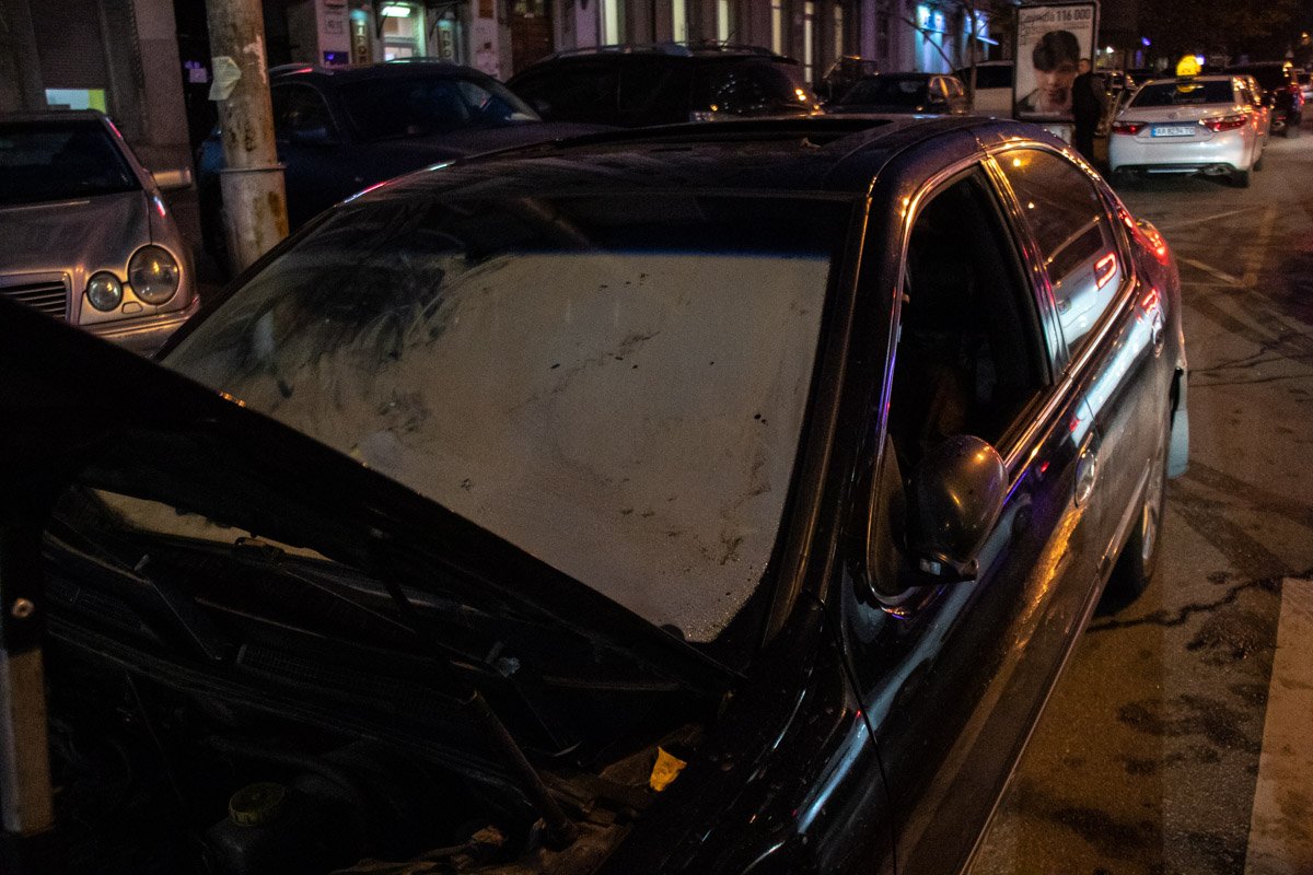 Авто оттянули на обочину