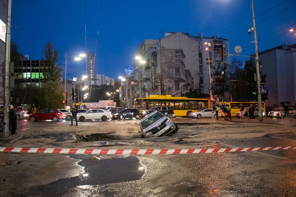 Через несколько минут случился второй обвал, в этот момент перекресток пересекал Logan