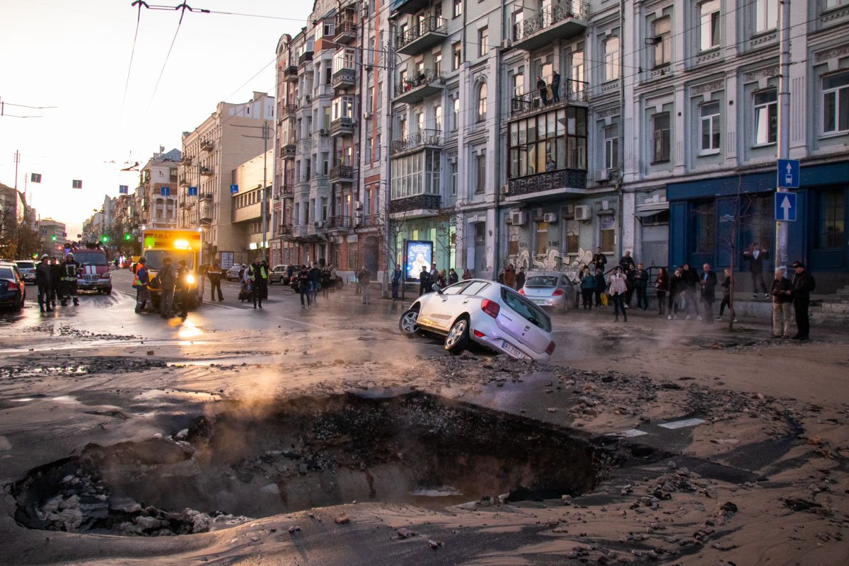 Что сейчас происходит сегодня. Прорыв трубы в Киеве. Машина провалилась Киев. Прорыв воды Киевская. Киев яма.