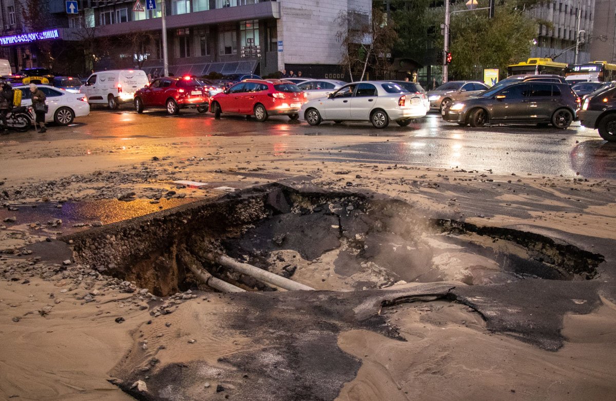 К счастью, водители авто, которые провалились в две большие ямы, сильно не пострадали