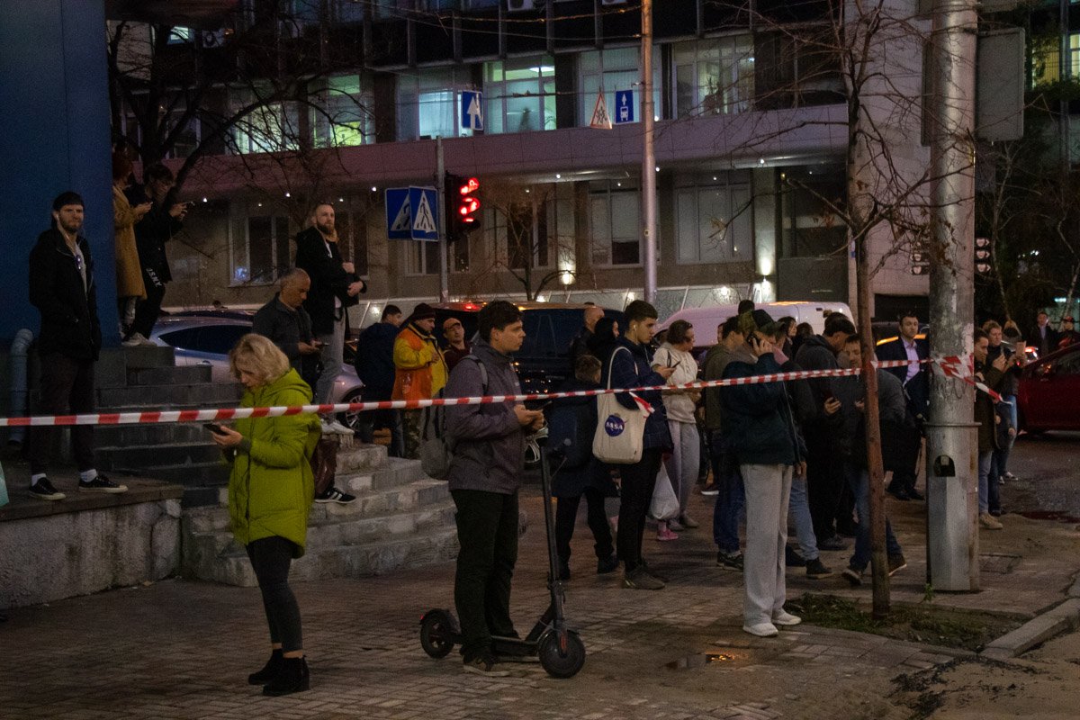 Территорию вокруг оградили для безопасности прохожих