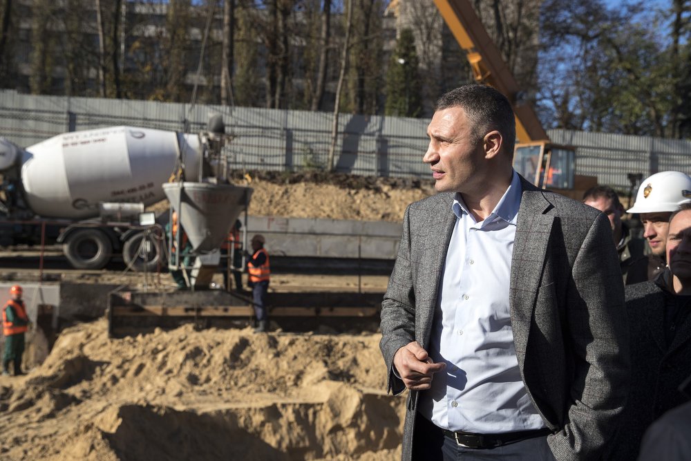 Кличко смотрит на строительство метро по отечески, с легким недоумением и грустью в глазах, которая приходит только с опытом Кличко смотрит на строительство метро по отечески, с легким недоумением и грустью в глазах, которая приходит только с опытом