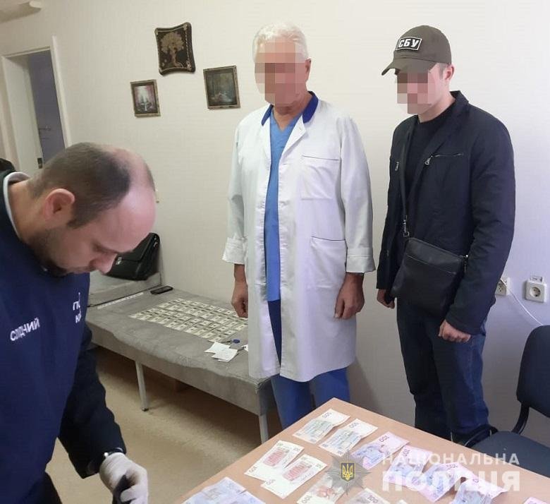 Врач медучреждения требовал с мужчины взятку за выдачу справки