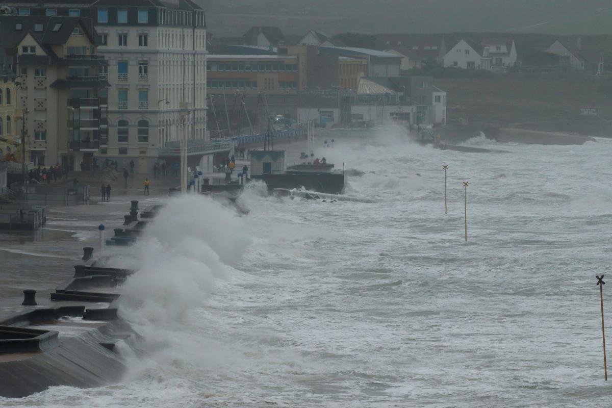 Шторм "Амели" накрыл Европу Шторм "Амели" накрыл Европу