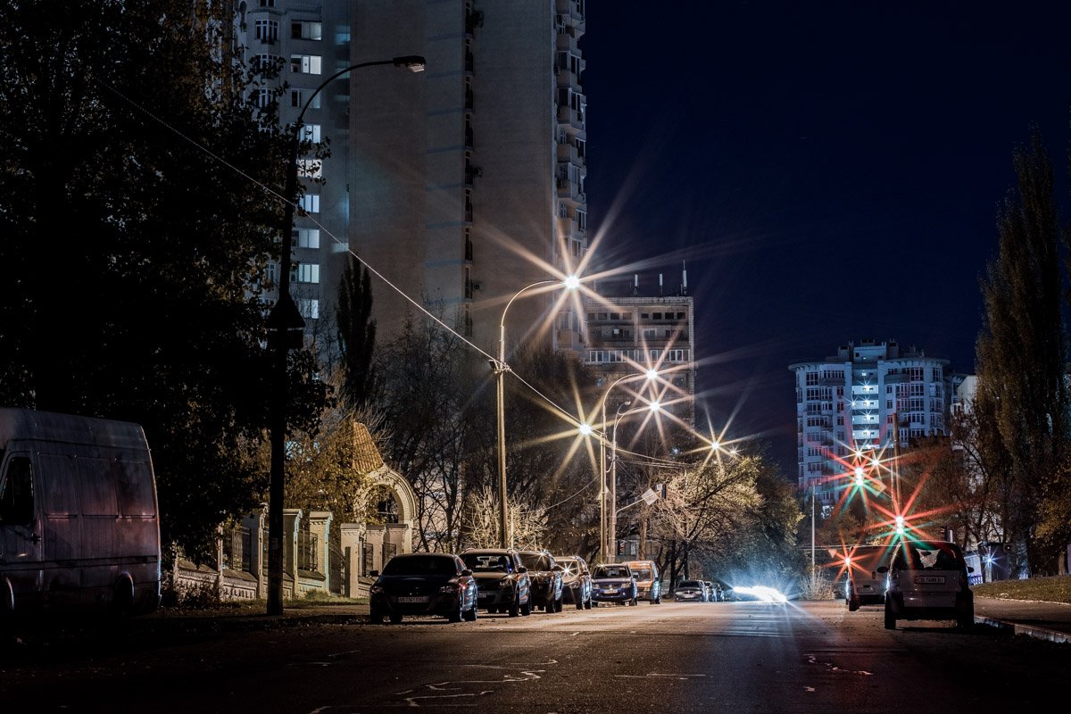 Слева виден старый столетний забор, который ограждает территорию церкви Слева виден старый столетний забор, который ограждает территорию церкви