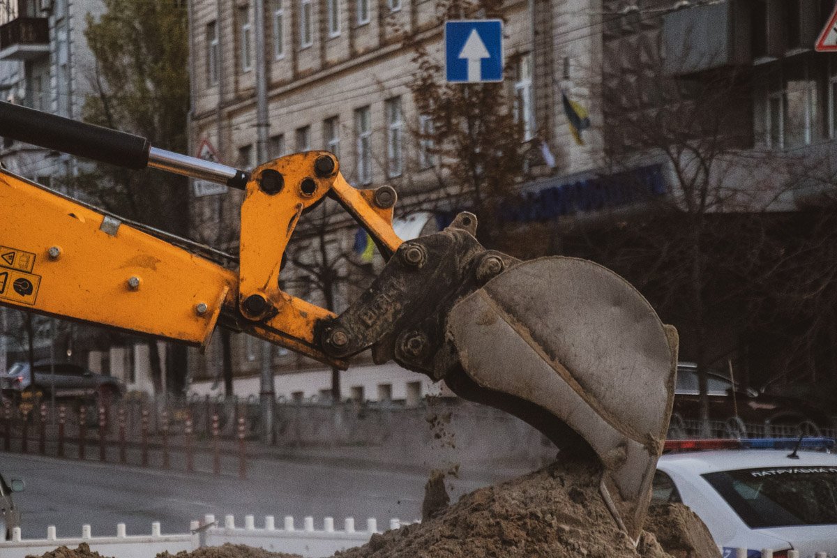 Коммунальщики разбирают поврежденные коммуникации 
