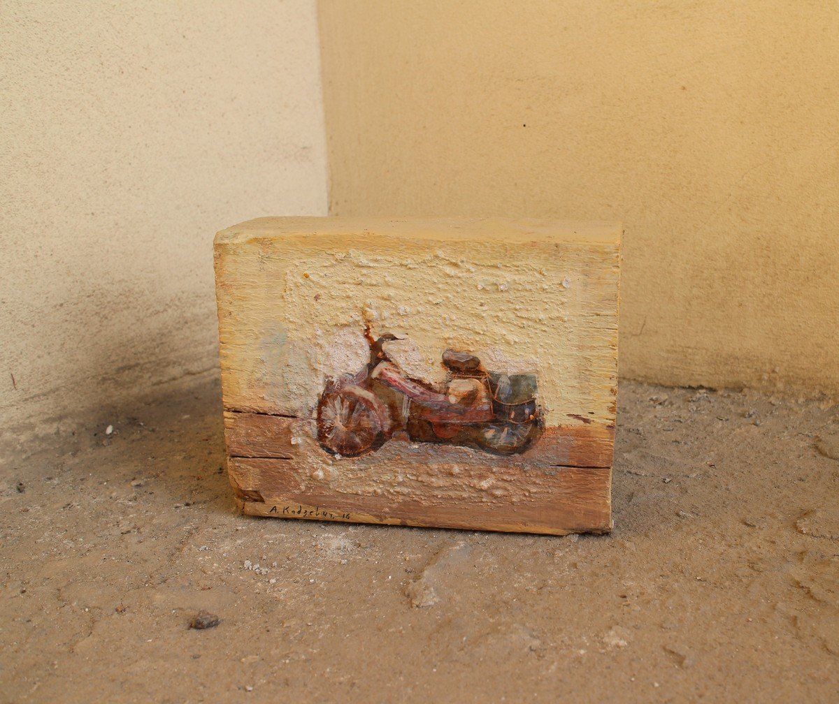 Александра Кадзевич решила использовать в качестве холста найденные деревянные бруски